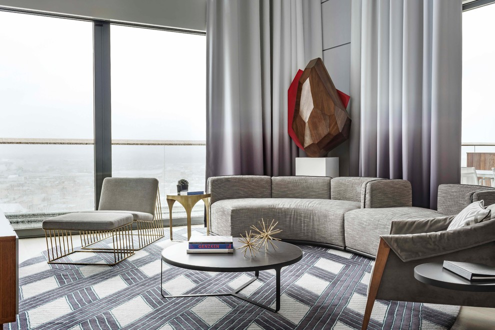Großes Modernes Wohnzimmer ohne Kamin, im Loft-Stil mit hellem Holzboden, braunem Boden, weißer Wandfarbe und freistehendem TV in New York