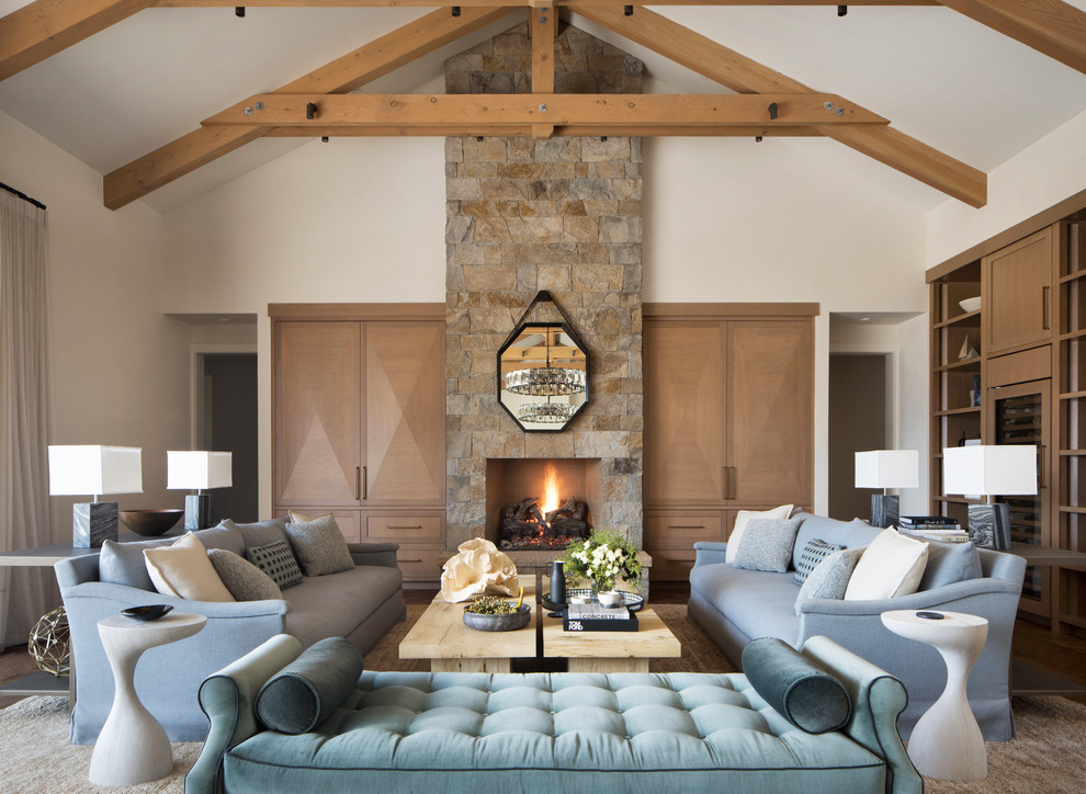 Свежая идея для дизайна: парадная гостиная комната в современном стиле с бежевыми стенами, стандартным камином, фасадом камина из камня и синим диваном - отличное фото интерьера