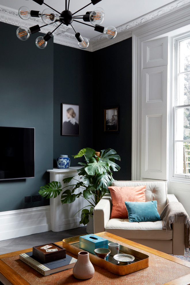 Foto di un grande soggiorno vittoriano chiuso con pareti verdi, parquet scuro, nessun camino, TV a parete e pavimento grigio