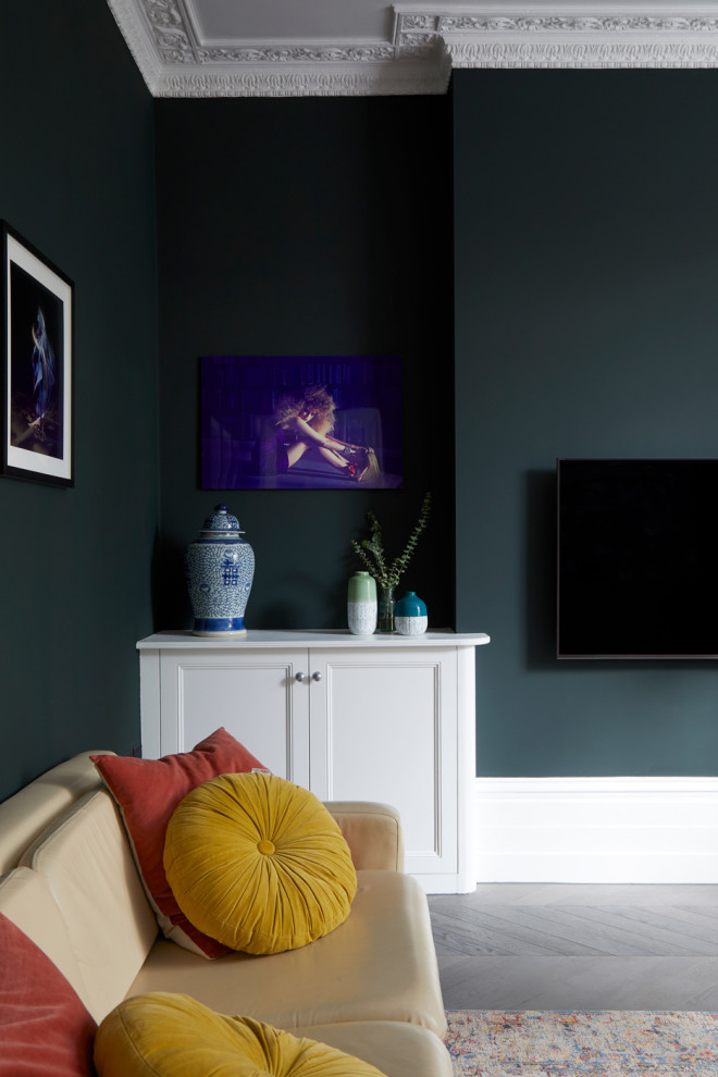 На фото: большая парадная, серо-белая гостиная комната в викторианском стиле с зелеными стенами, темным паркетным полом, телевизором на стене и серым полом без камина с