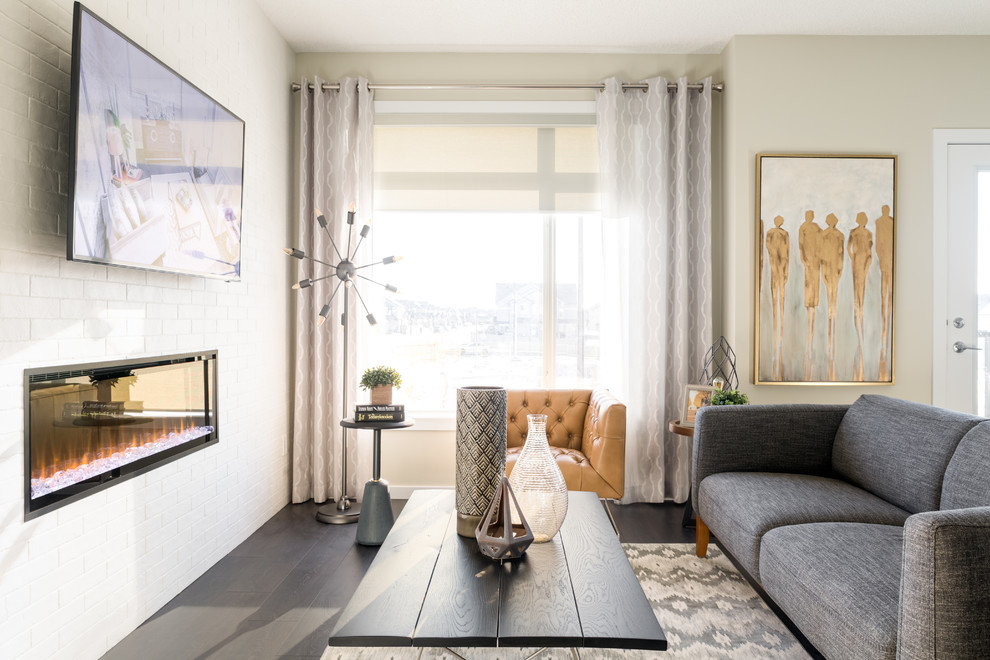 Свежая идея для дизайна: открытая гостиная комната в современном стиле с бежевыми стенами, полом из ламината, коричневым полом, горизонтальным камином, телевизором на стене и красивыми шторами - отличное фото интерьера