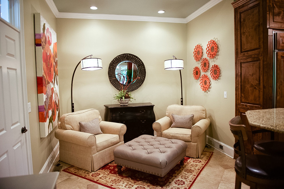 Ispirazione per un piccolo soggiorno classico aperto con pareti beige e pavimento in gres porcellanato