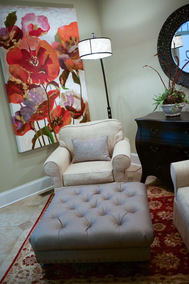 Idee per un piccolo soggiorno tradizionale aperto con pareti beige e pavimento in gres porcellanato