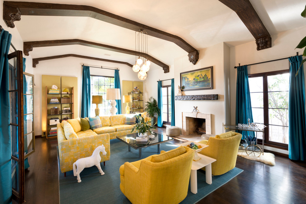 Стильный дизайн: гостиная комната в стиле неоклассика (современная классика) с белыми стенами и синими шторами - последний тренд