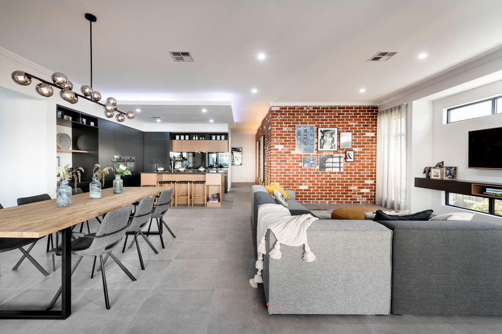 Immagine di un soggiorno minimal di medie dimensioni e aperto con pareti bianche, pavimento con piastrelle in ceramica, TV a parete e pavimento grigio