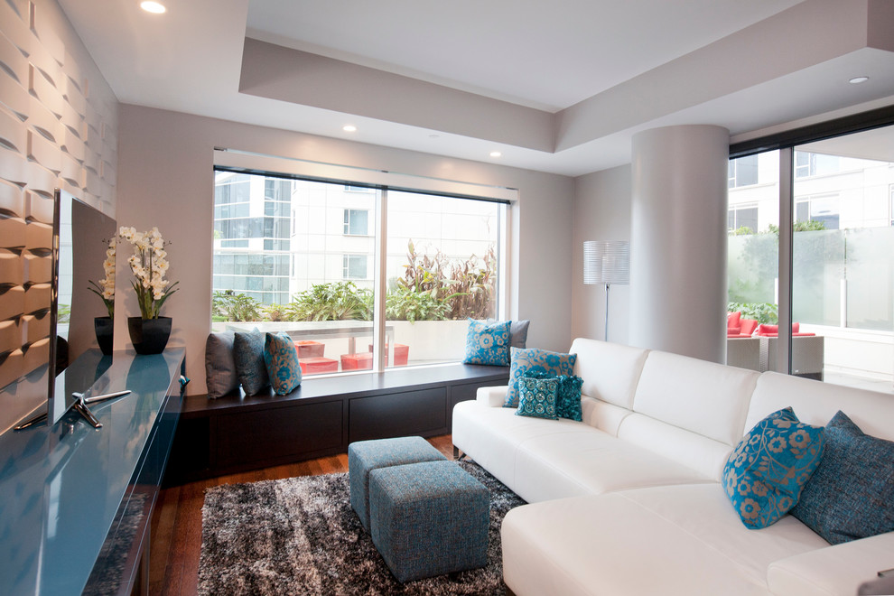 На фото: гостиная комната среднего размера в современном стиле с отдельно стоящим телевизором