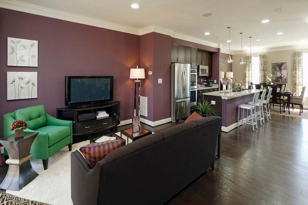 Idée de décoration pour un salon tradition avec un mur violet et parquet foncé.