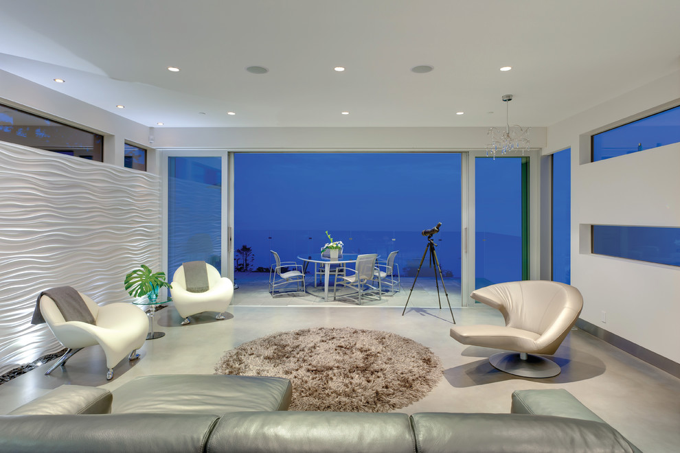 Modernes Wohnzimmer mit weißer Wandfarbe und Betonboden in Vancouver