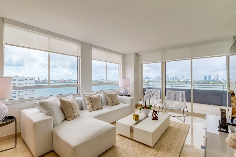 Foto di un soggiorno minimalista di medie dimensioni e aperto con pareti bianche, pavimento in marmo e pavimento beige