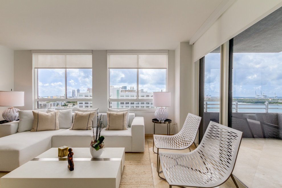 Esempio di un soggiorno minimalista di medie dimensioni e aperto con pareti bianche, pavimento in marmo e pavimento beige