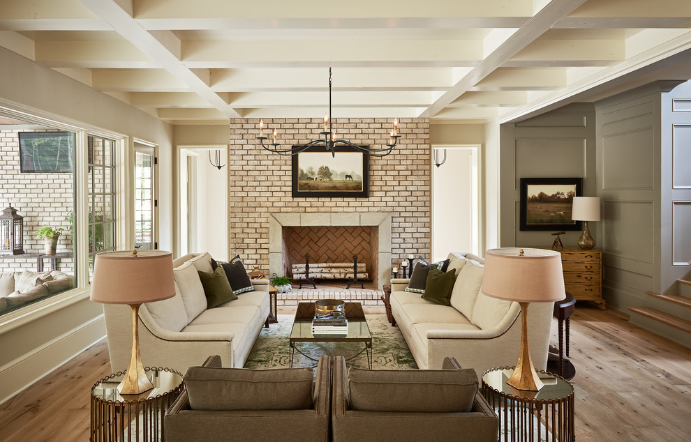 Immagine di un soggiorno tradizionale aperto con sala formale, pareti beige, parquet chiaro, camino classico e nessuna TV