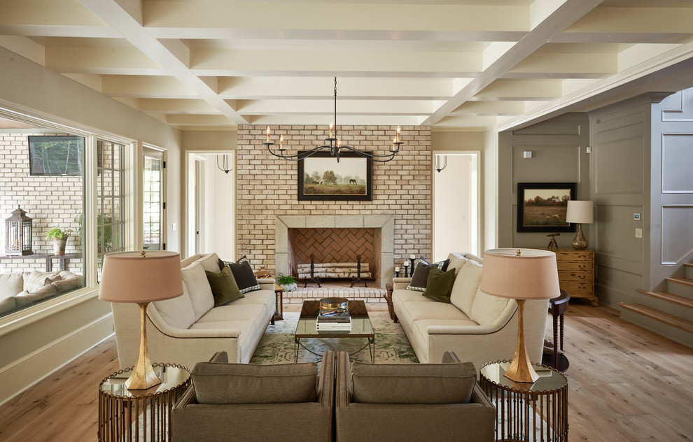Mittelgroßes, Offenes Klassisches Wohnzimmer mit Kamin, beiger Wandfarbe, hellem Holzboden und Kaminumrandung aus Stein in Charlotte