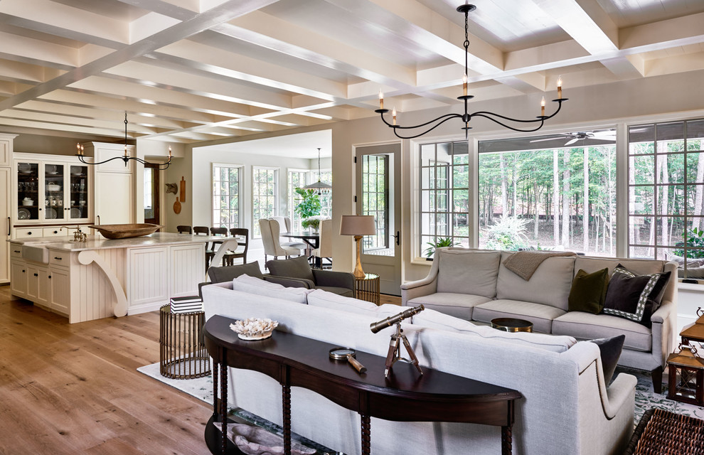 Mittelgroßes, Offenes Klassisches Wohnzimmer mit beiger Wandfarbe, hellem Holzboden und Kamin in Charlotte