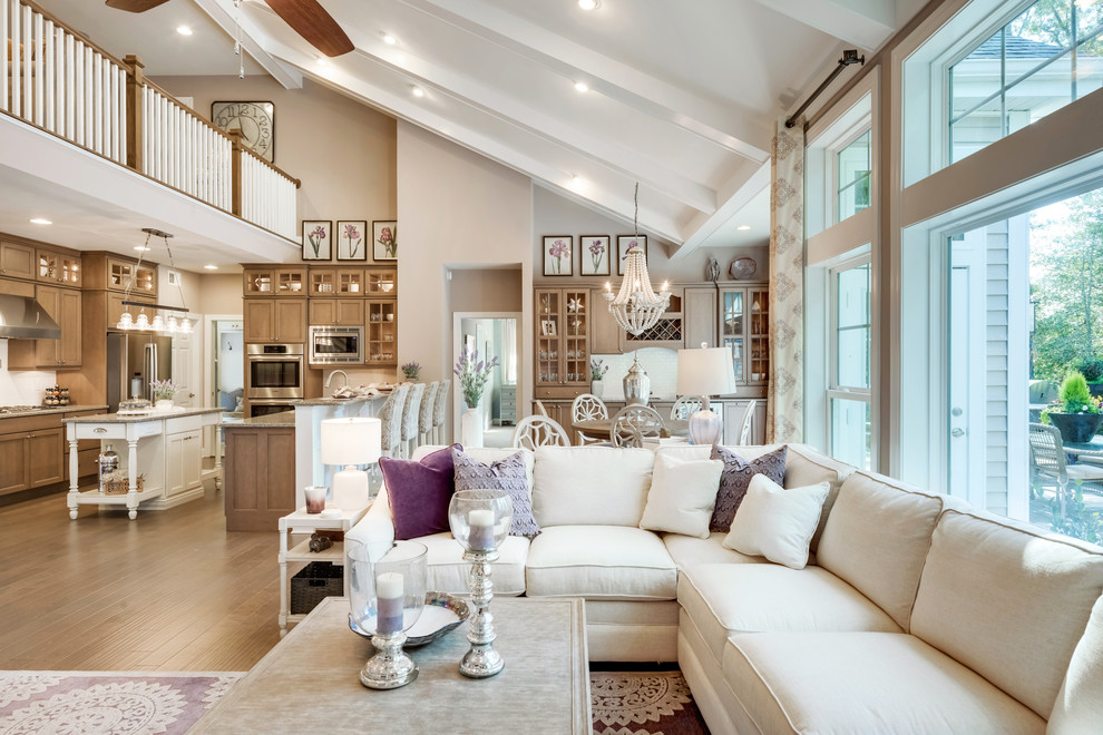 Ispirazione per un soggiorno stile shabby di medie dimensioni e aperto con pareti viola, pavimento in legno massello medio e pavimento marrone