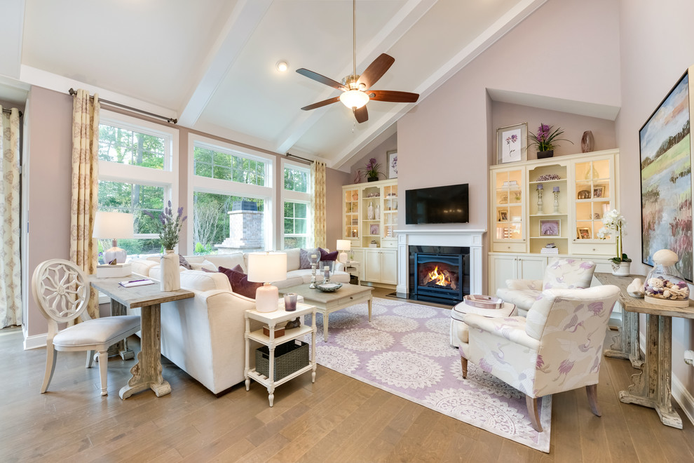 Cette photo montre un salon romantique de taille moyenne et ouvert avec une salle de réception, un mur violet, un sol en bois brun, une cheminée standard, un téléviseur fixé au mur, un sol marron et un manteau de cheminée en bois.