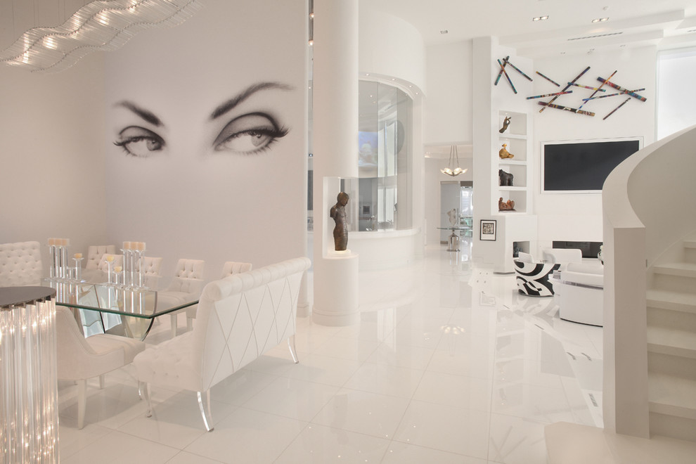 Réalisation d'un salon design avec un mur blanc, un téléviseur fixé au mur et un sol blanc.
