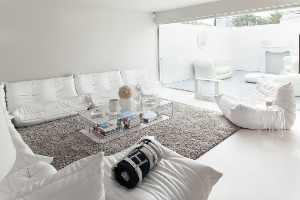 Ispirazione per un soggiorno design con sala formale e pareti bianche