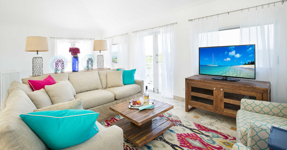 Идея дизайна: большая открытая гостиная комната в морском стиле с белыми стенами, отдельно стоящим телевизором и полом из травертина