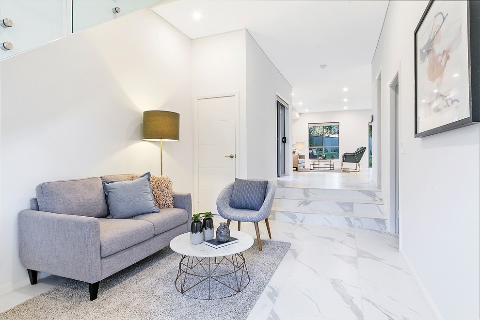 Идея дизайна: маленькая парадная, открытая гостиная комната в современном стиле с серыми стенами, мраморным полом и белым полом без камина, телевизора для на участке и в саду