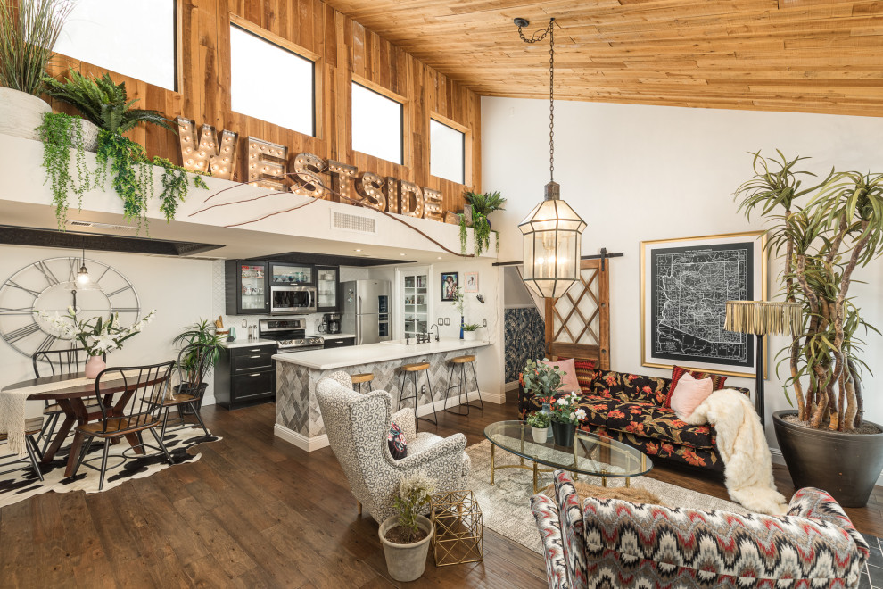 Aménagement d'un salon éclectique ouvert avec un mur blanc, parquet foncé, un sol marron, un plafond voûté et un plafond en bois.