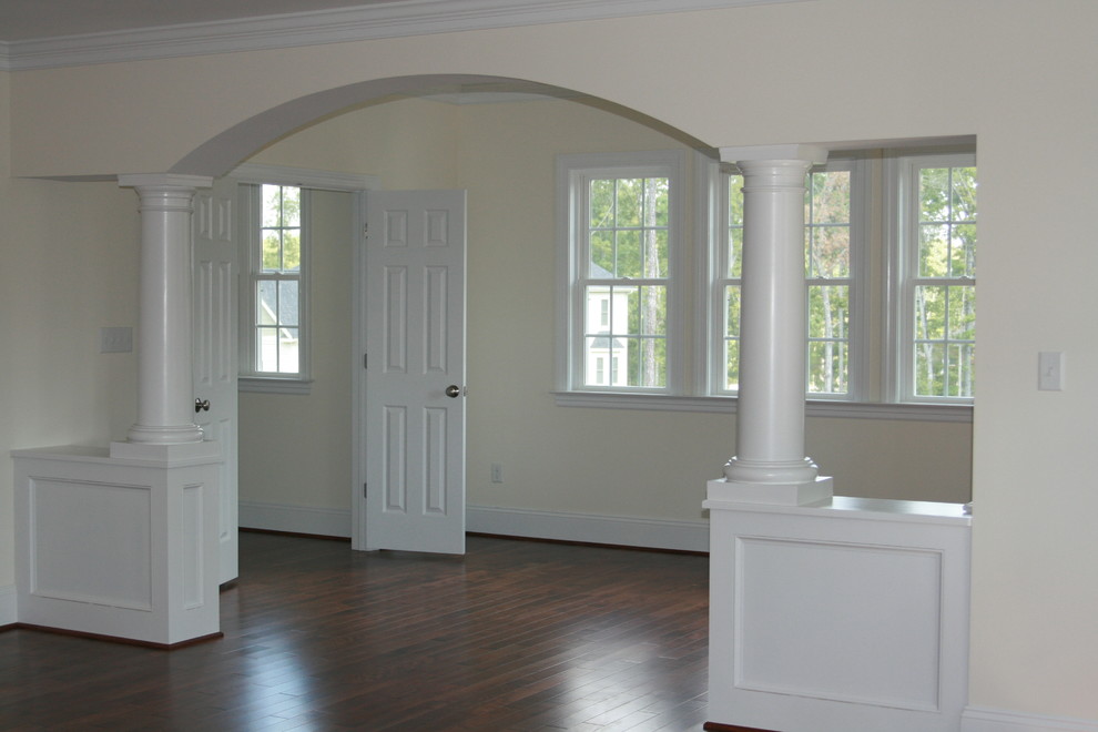 Exempel på ett stort klassiskt vardagsrum, med beige väggar och mörkt trägolv