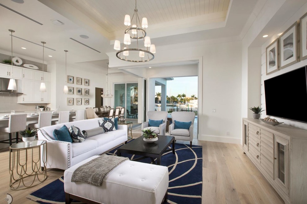 Esempio di un soggiorno stile marinaro aperto con sala formale, pareti bianche, pavimento in legno verniciato e TV a parete