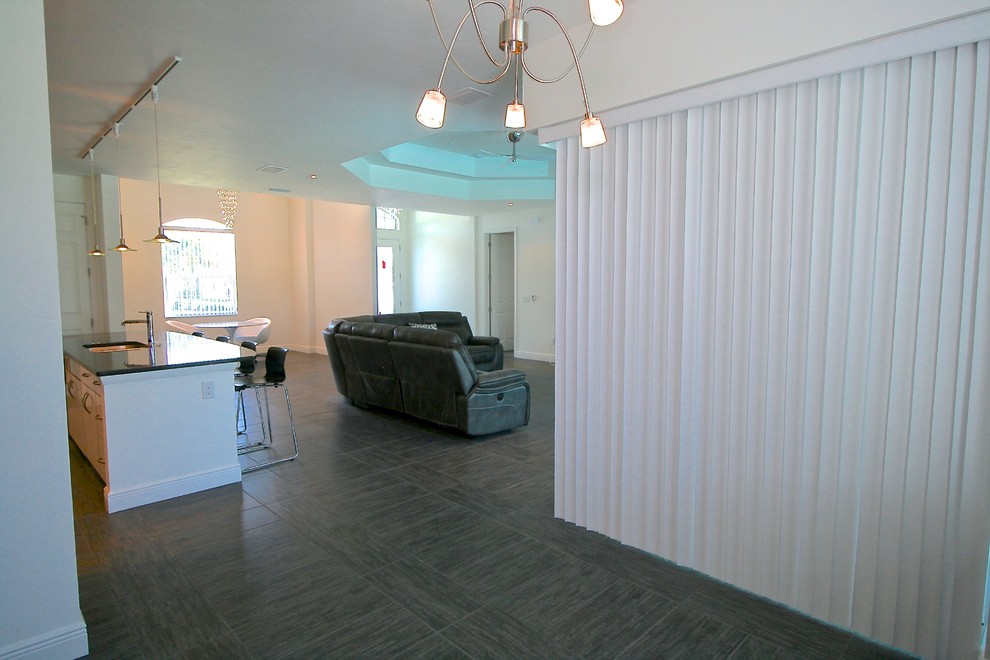 Idee per un soggiorno contemporaneo di medie dimensioni e aperto con pareti bianche, pavimento in gres porcellanato e TV a parete