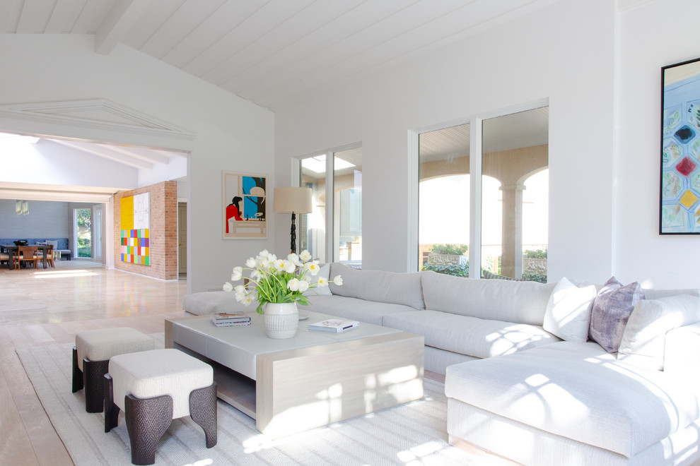 Foto di un soggiorno contemporaneo con pareti bianche e pavimento beige