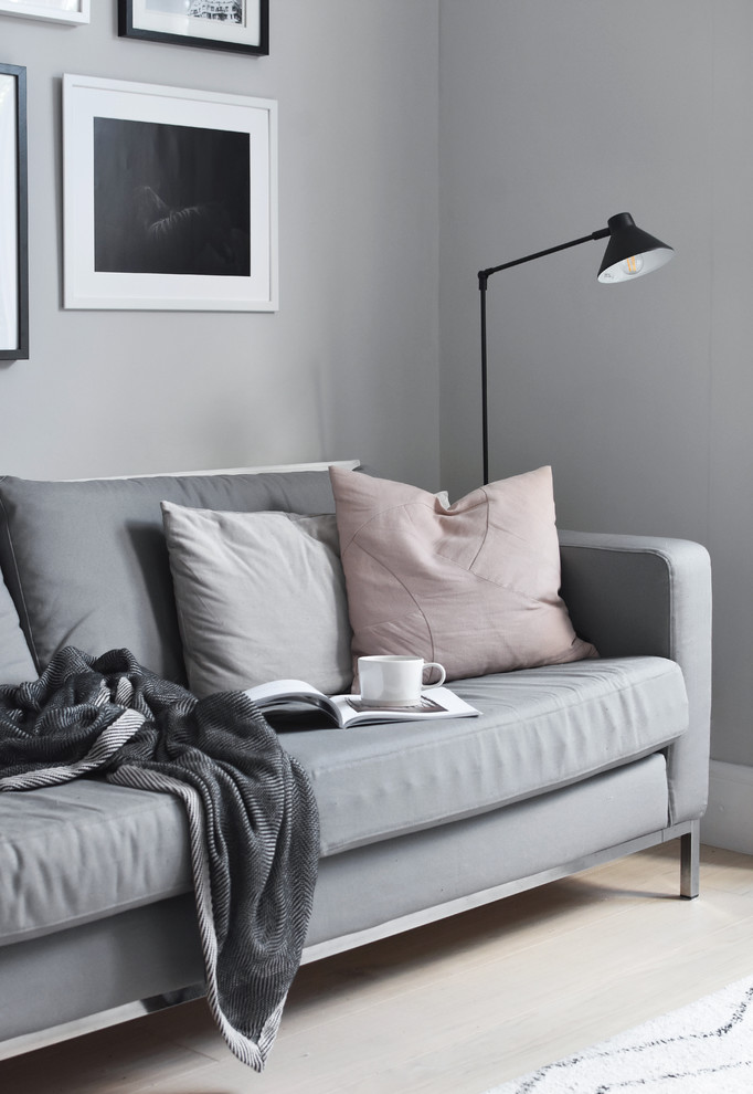 Стильный дизайн: маленькая изолированная гостиная комната:: освещение в скандинавском стиле с серыми стенами, светлым паркетным полом и белым полом для на участке и в саду - последний тренд