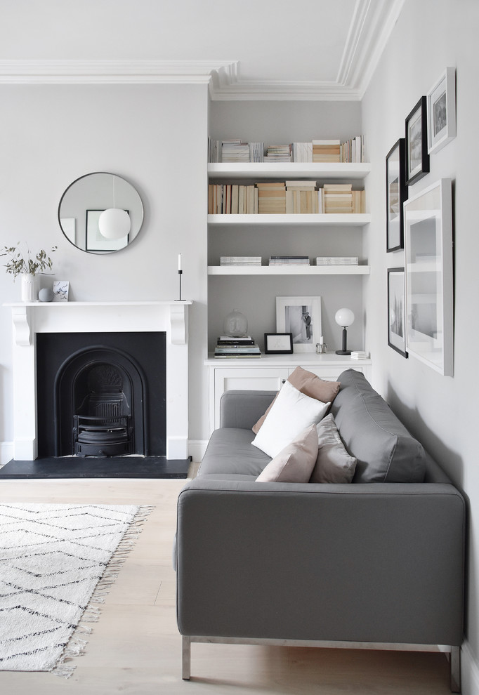 Cette photo montre un petit salon scandinave fermé avec un mur gris, parquet clair, un sol blanc et éclairage.
