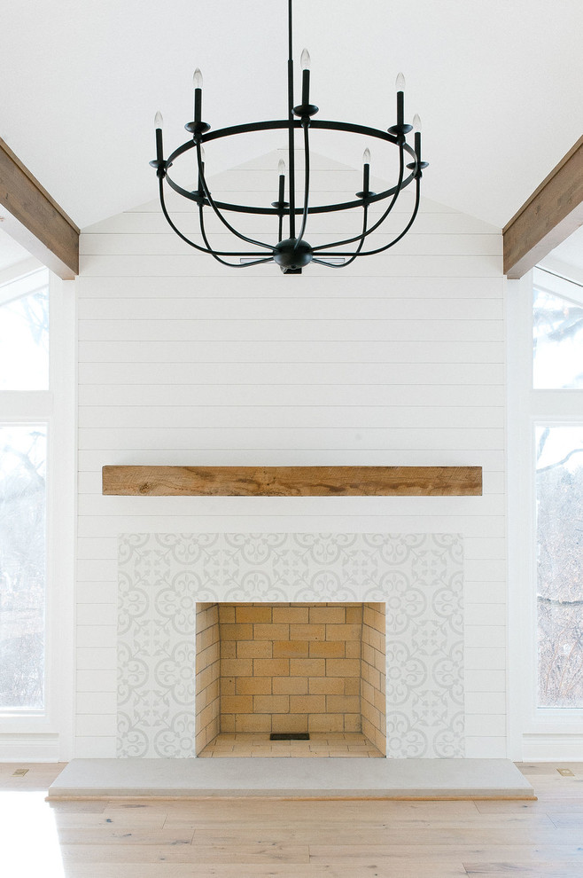 Foto de salón abierto contemporáneo grande con paredes blancas, suelo de madera clara, todas las chimeneas, marco de chimenea de baldosas y/o azulejos y suelo beige