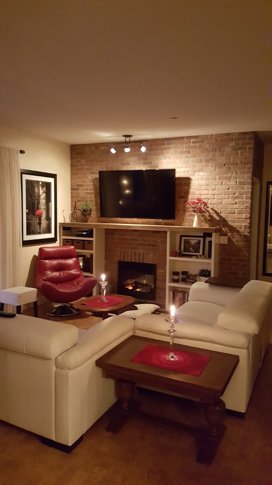 Ejemplo de salón abierto clásico de tamaño medio con suelo de madera en tonos medios, todas las chimeneas, marco de chimenea de ladrillo y televisor colgado en la pared