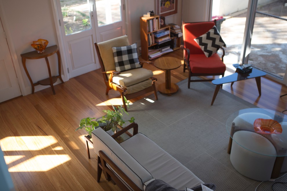 На фото: открытая гостиная комната среднего размера в современном стиле с белыми стенами и светлым паркетным полом
