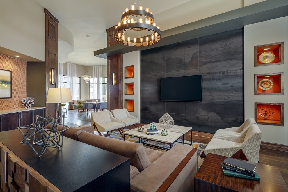Offenes Modernes Wohnzimmer mit grauer Wandfarbe, dunklem Holzboden und TV-Wand in Austin