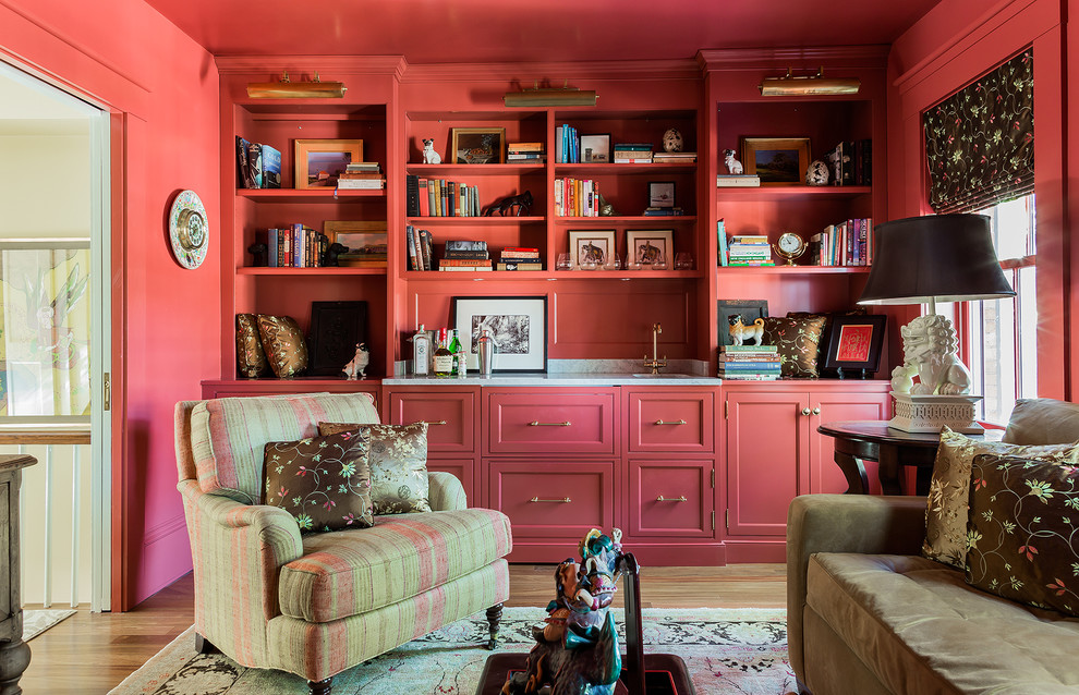 Abgetrennte, Mittelgroße Klassische Bibliothek mit roter Wandfarbe, braunem Holzboden, Kamin, Kaminumrandung aus Stein, TV-Wand und braunem Boden in Boston