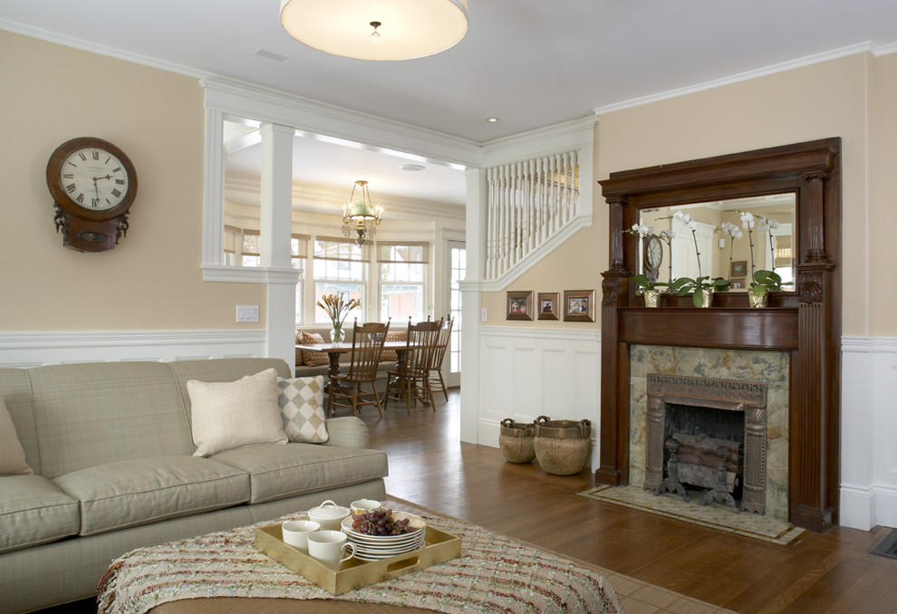 Klassisches Wohnzimmer mit beiger Wandfarbe, dunklem Holzboden und Kamin in Boston