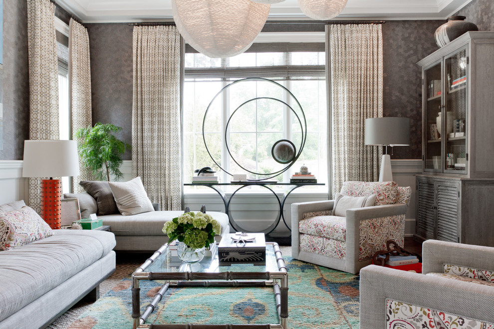 На фото: гостиная комната в современном стиле с серыми стенами и красивыми шторами с