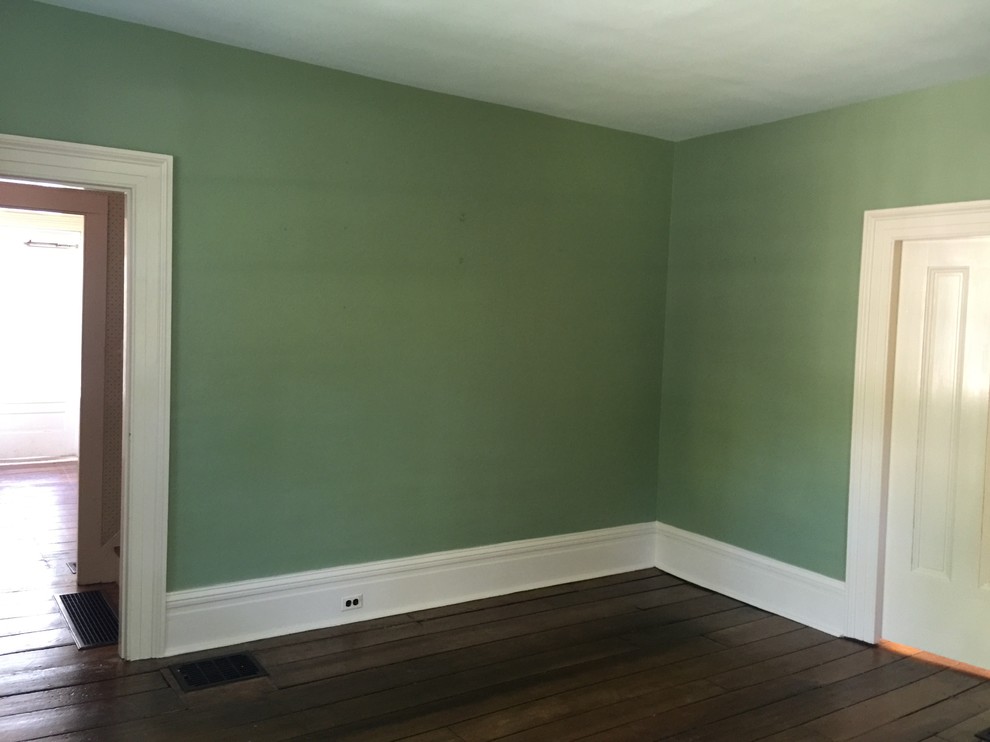 Mittelgroßes, Repräsentatives, Abgetrenntes Klassisches Wohnzimmer mit grüner Wandfarbe, dunklem Holzboden, Kamin und verputzter Kaminumrandung in Cleveland