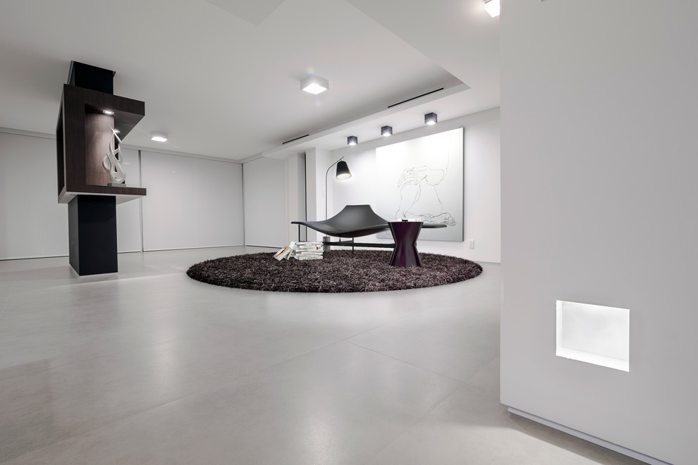 Imagen de salón para visitas abierto minimalista grande con paredes blancas y pared multimedia