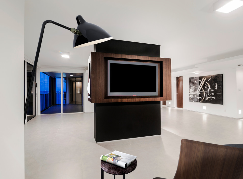 Imagen de salón para visitas abierto moderno grande con paredes blancas y pared multimedia