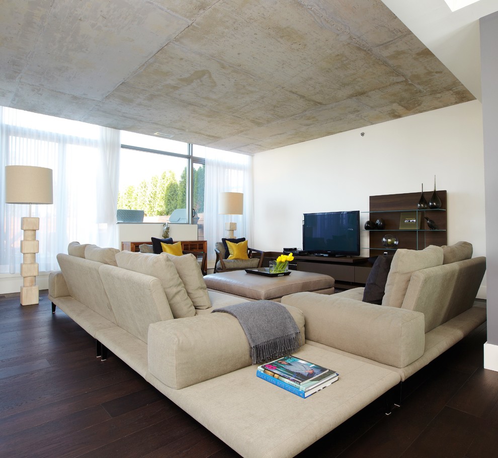 Idee per un grande soggiorno contemporaneo aperto con pareti bianche, TV autoportante, sala formale, parquet scuro e pavimento marrone