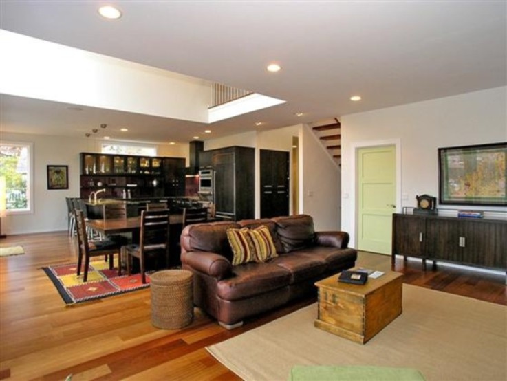 Offenes Modernes Wohnzimmer mit braunem Holzboden in Grand Rapids