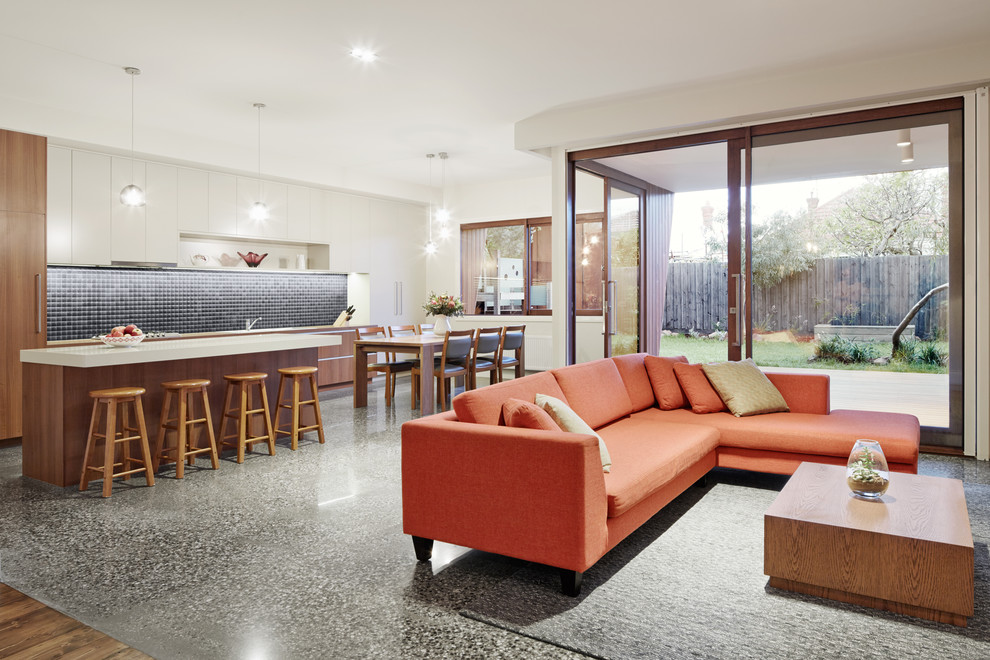 Idee per un grande soggiorno contemporaneo aperto con pareti bianche, pavimento in cemento e pavimento grigio