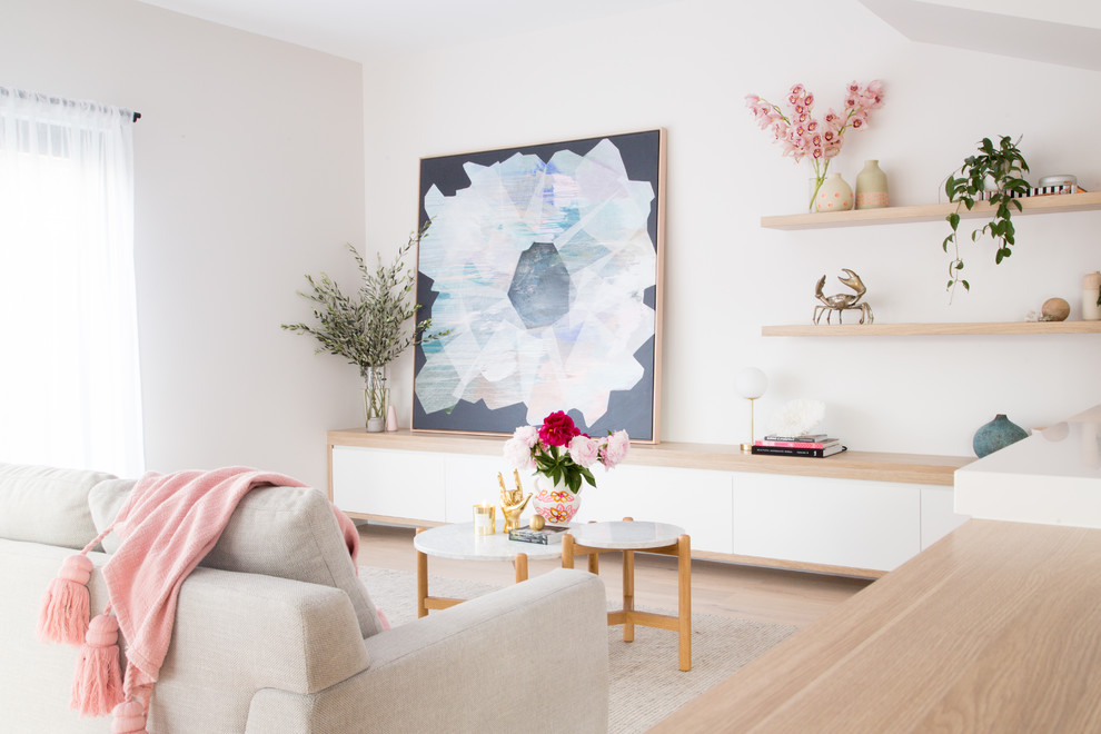 Repräsentatives, Fernseherloses Modernes Wohnzimmer mit weißer Wandfarbe, hellem Holzboden und beigem Boden in Melbourne