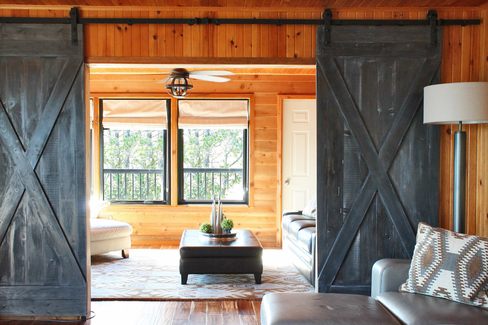 Immagine di un grande soggiorno rustico chiuso con pareti marroni e pavimento in legno massello medio