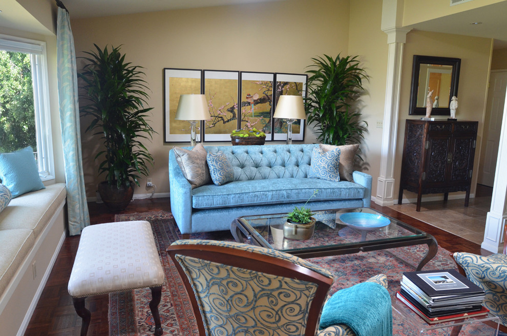 Mittelgroßes, Repräsentatives, Fernseherloses, Abgetrenntes Klassisches Wohnzimmer mit beiger Wandfarbe, braunem Holzboden und beigem Boden in Los Angeles