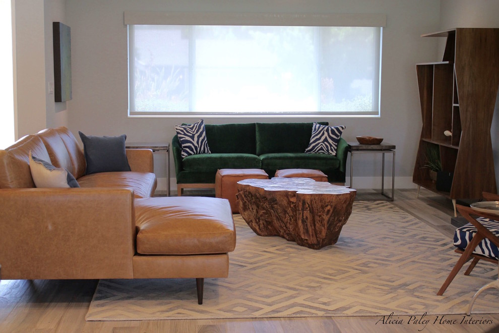 Ispirazione per un soggiorno minimalista di medie dimensioni con pareti grigie, pavimento in gres porcellanato, cornice del camino piastrellata, TV a parete e pavimento grigio