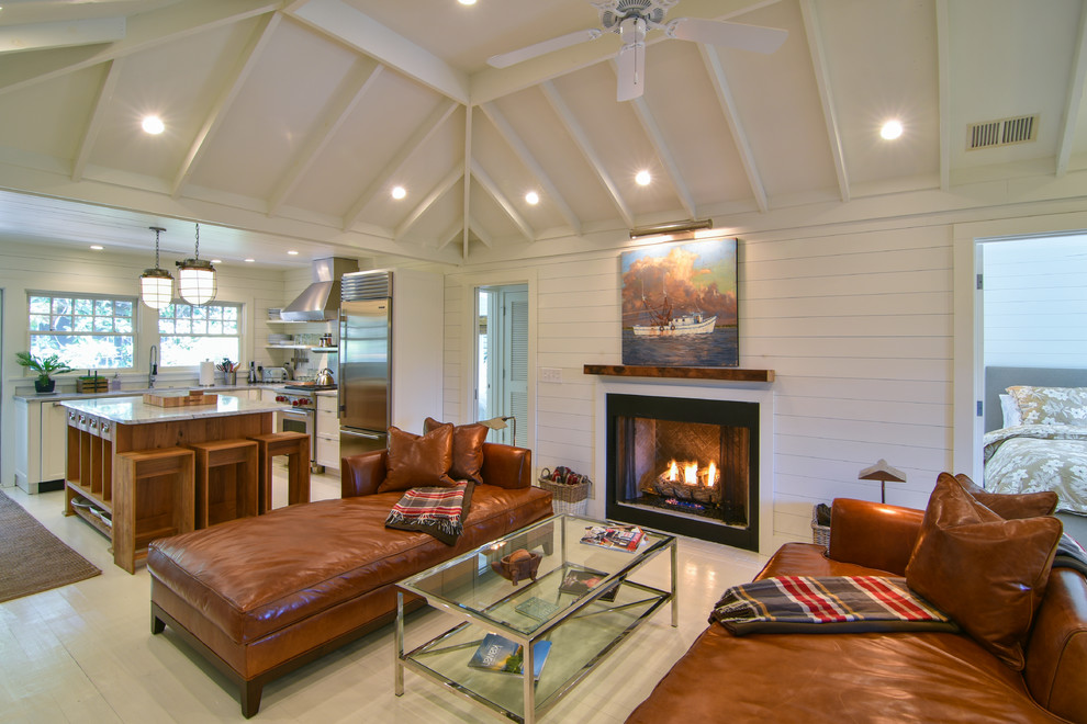 Kleines, Offenes Maritimes Wohnzimmer mit weißer Wandfarbe, hellem Holzboden, Kamin und weißem Boden in Charleston