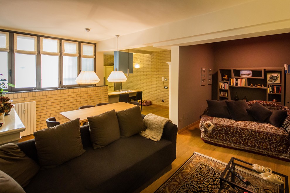Esempio di un soggiorno minimalista con pareti multicolore e pavimento in legno massello medio