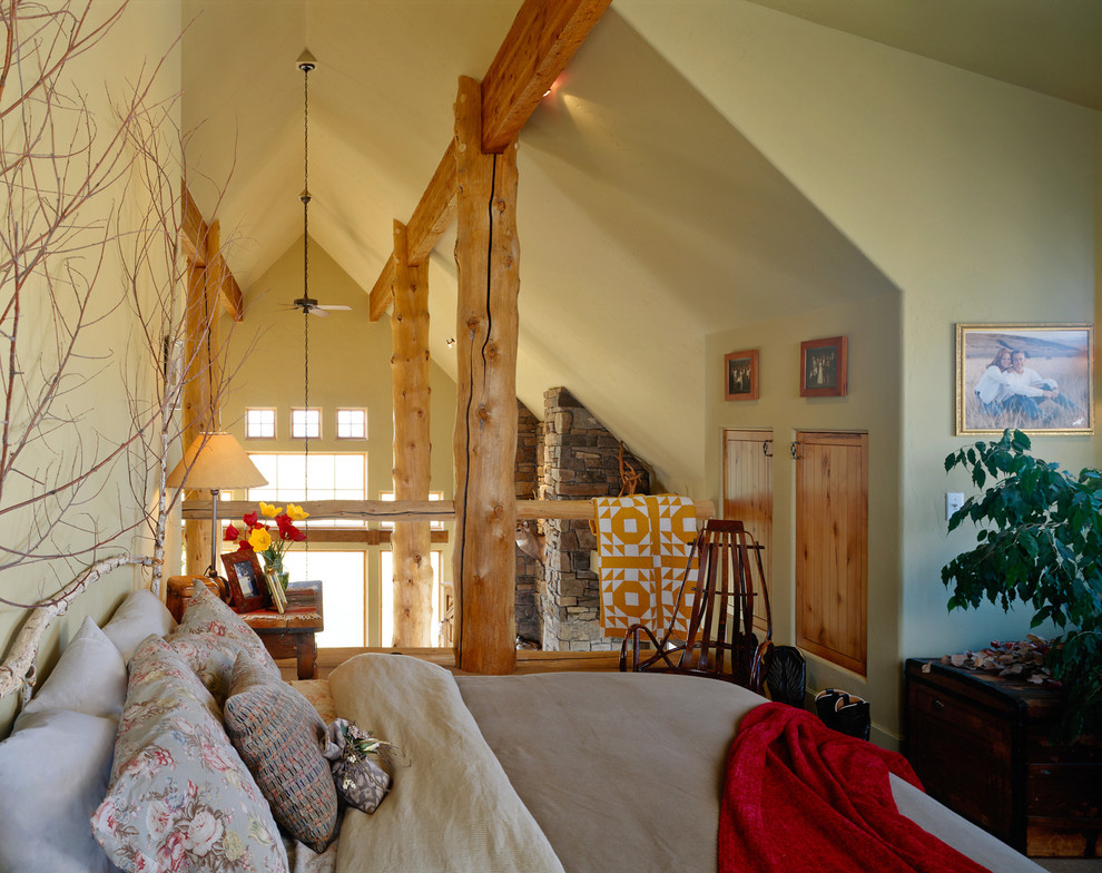 На фото: гостиная комната в стиле рустика с ковровым покрытием с